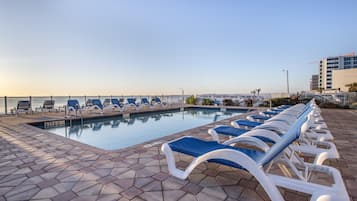 Piscine couverte, parasols de plage, chaises longues