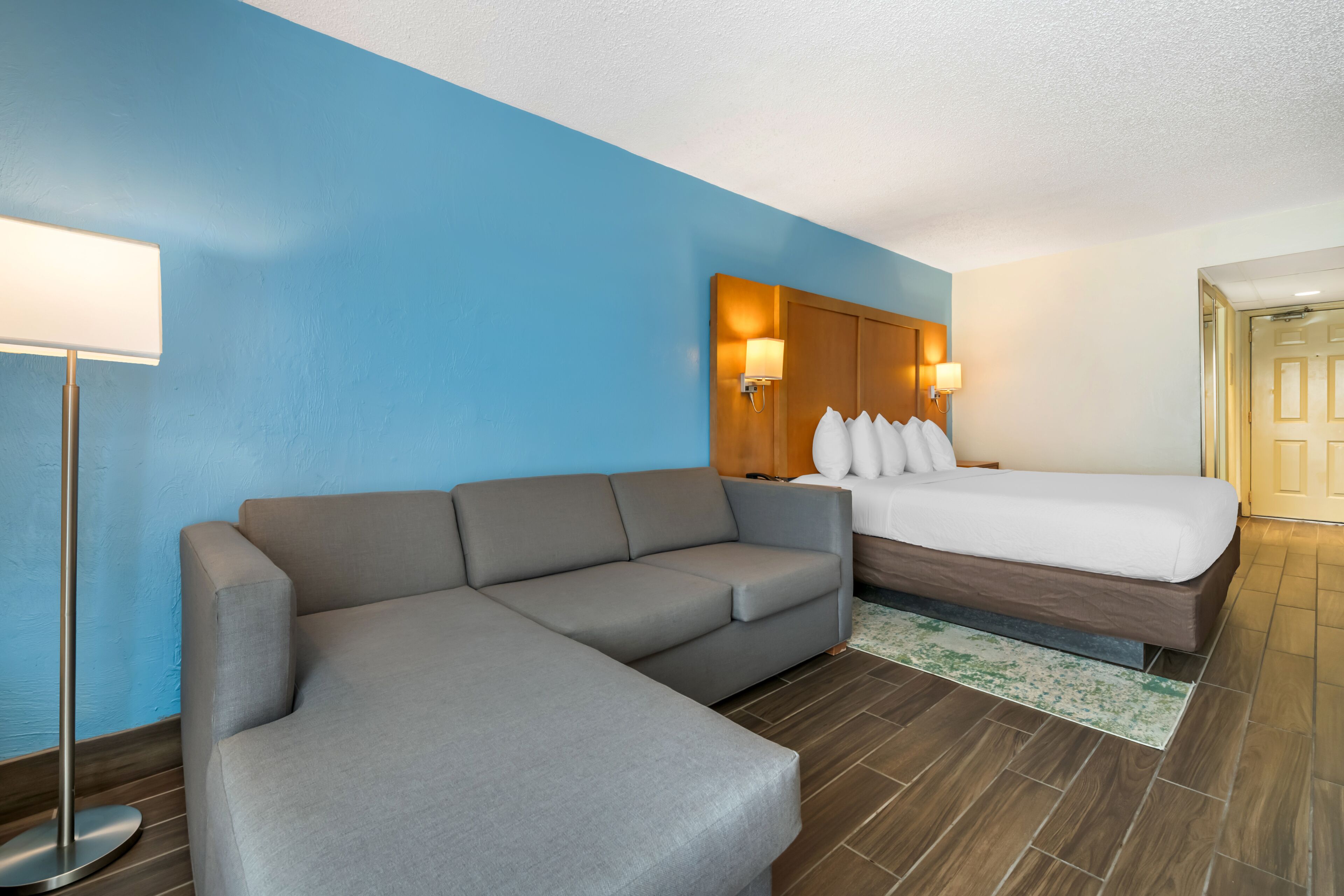 Kamar Eksekutif, 1 Tempat Tidur King dengan tempat tidur Sofa, balkon, tepi laut | Seprai premium, brankas, tirai kedap cahaya, dan setrika/meja setrika