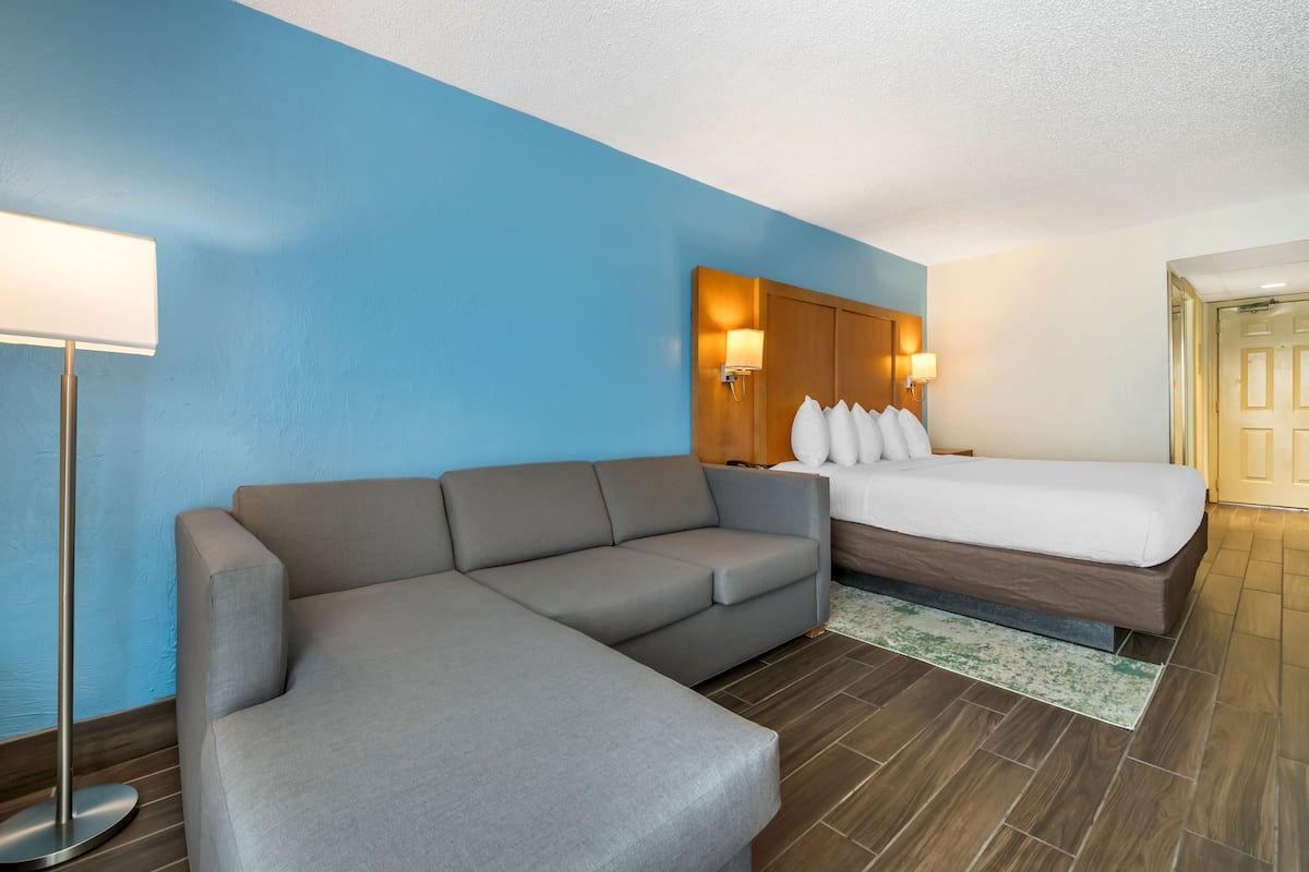 Kamar Eksekutif, 1 Tempat Tidur King dengan tempat tidur Sofa, balkon, tepi laut | Seprai premium, brankas, tirai kedap cahaya, dan setrika/meja setrika