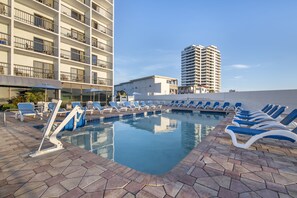 Sisäuima-allas ja ulkouima-allas avoinna 7.00–23.00, aurinkovarjoja