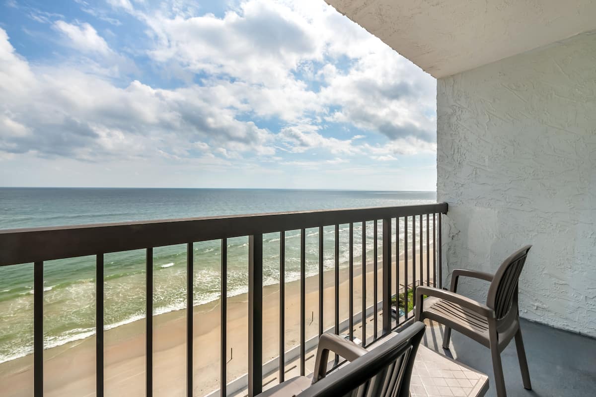 Executive Room, 1 King Bed with Sofa bed, Balcony, Oceanfront | Premium bedding, in-room safe, blackout curtains, iron/ironing board