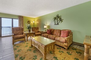 Àtic nupcial, 1 llit de matrimoni gran i sofà llit, cuina, primera línia de mar | Roba de llit d'alta qualitat i caixa forta a l'habitació 