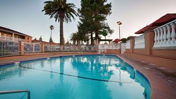 Piscina a l'aire lliure de temporada i gandules
