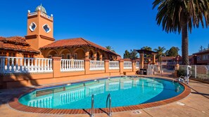 Piscina externa sazonal, espreguiçadeiras
