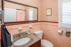 Produtos de toalete biodegradáveis, secador de cabelo, toalhas de banho 