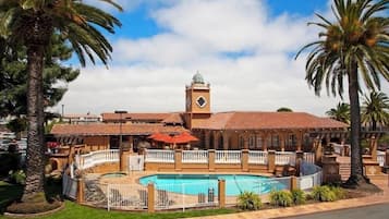 Kauden mukainen ulkouima-allas