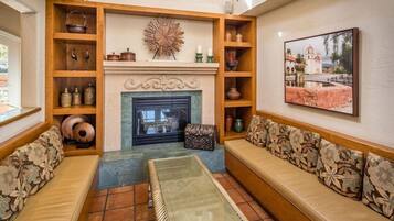 Een 45-inch flatscreentelevisie met digitale zenders en televisie