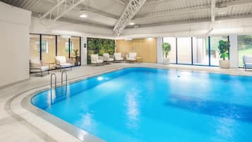 Una piscina cubierta