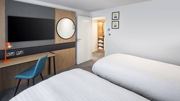 Standaard kamer, 2 eenpersoonsbedden | Een kluis op de kamer, een bureau, een laptopwerkplek