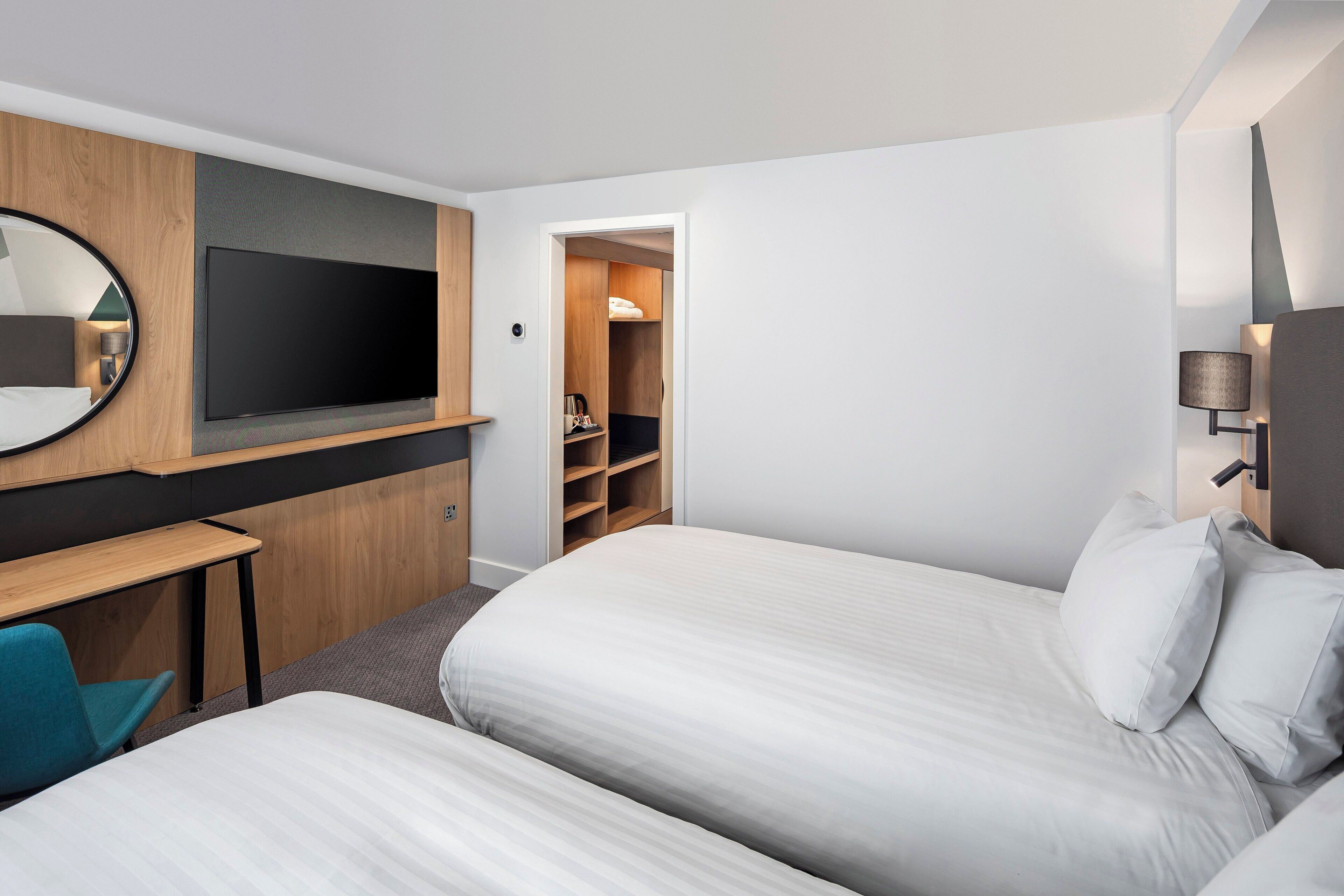 Standard Room, 2 Single Beds | In-room safe, desk, laptop workspace, iron/ironing board