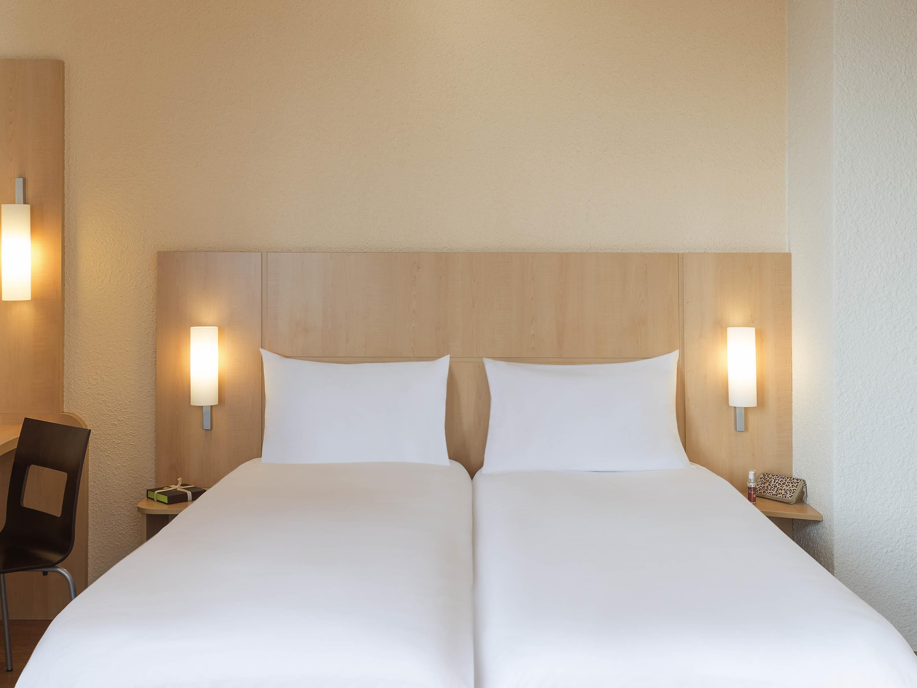 Standard Room, 2 Katil Bujang (Single) | Meja, seterika/papan seterika, Wi-fi percuma, cadar katil 