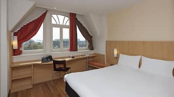 Escritorio, tabla de planchar con plancha, wifi gratis y ropa de cama