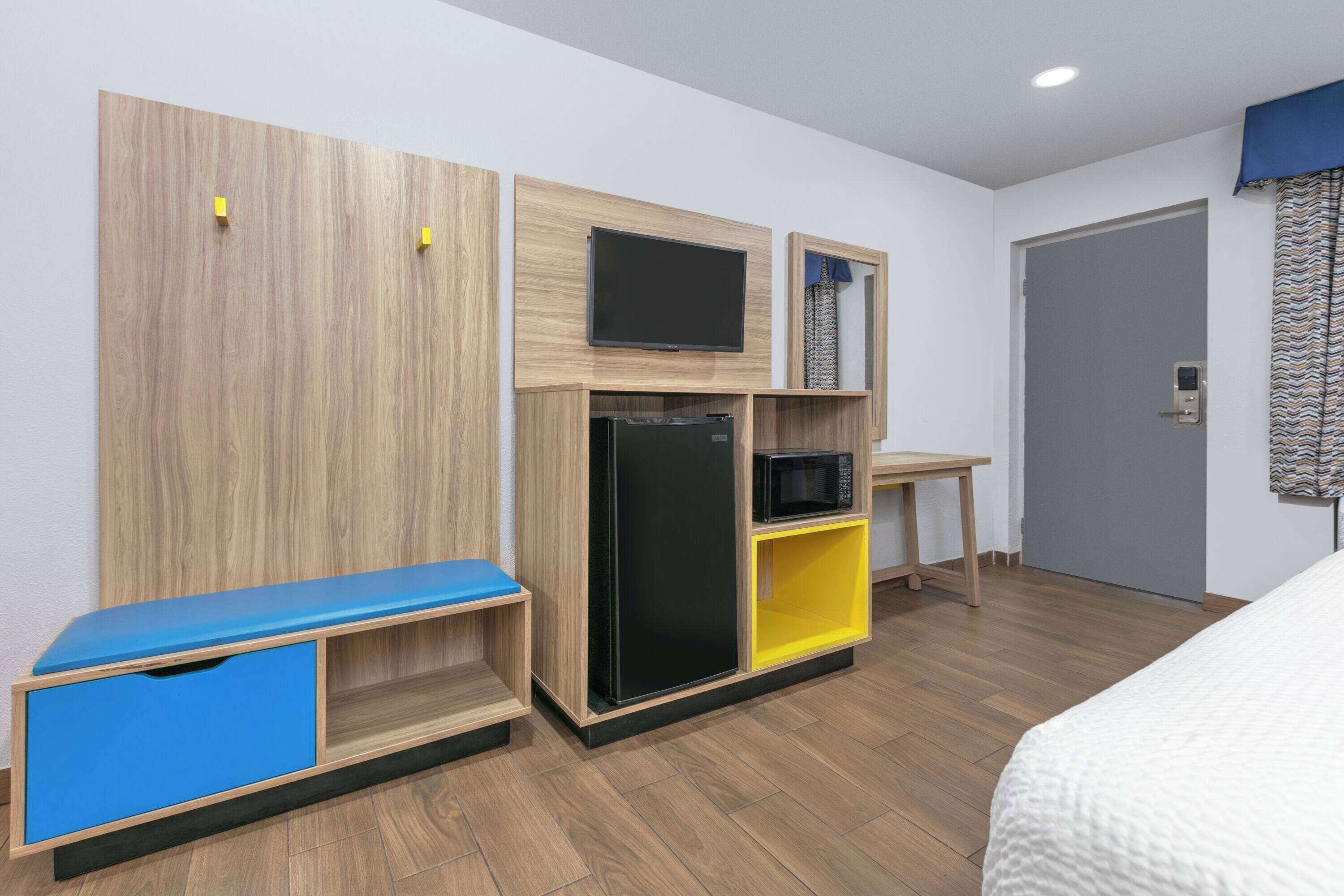 Escritorio, tabla de planchar con plancha, wifi gratis y ropa de cama 