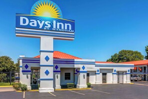 Exterior - Days Inn by Wyndham South Fort Worth (Fort Worth)