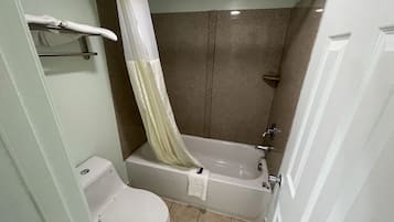 Combined shower/bathtub, towels