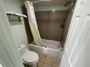 Combined shower/tub, towels