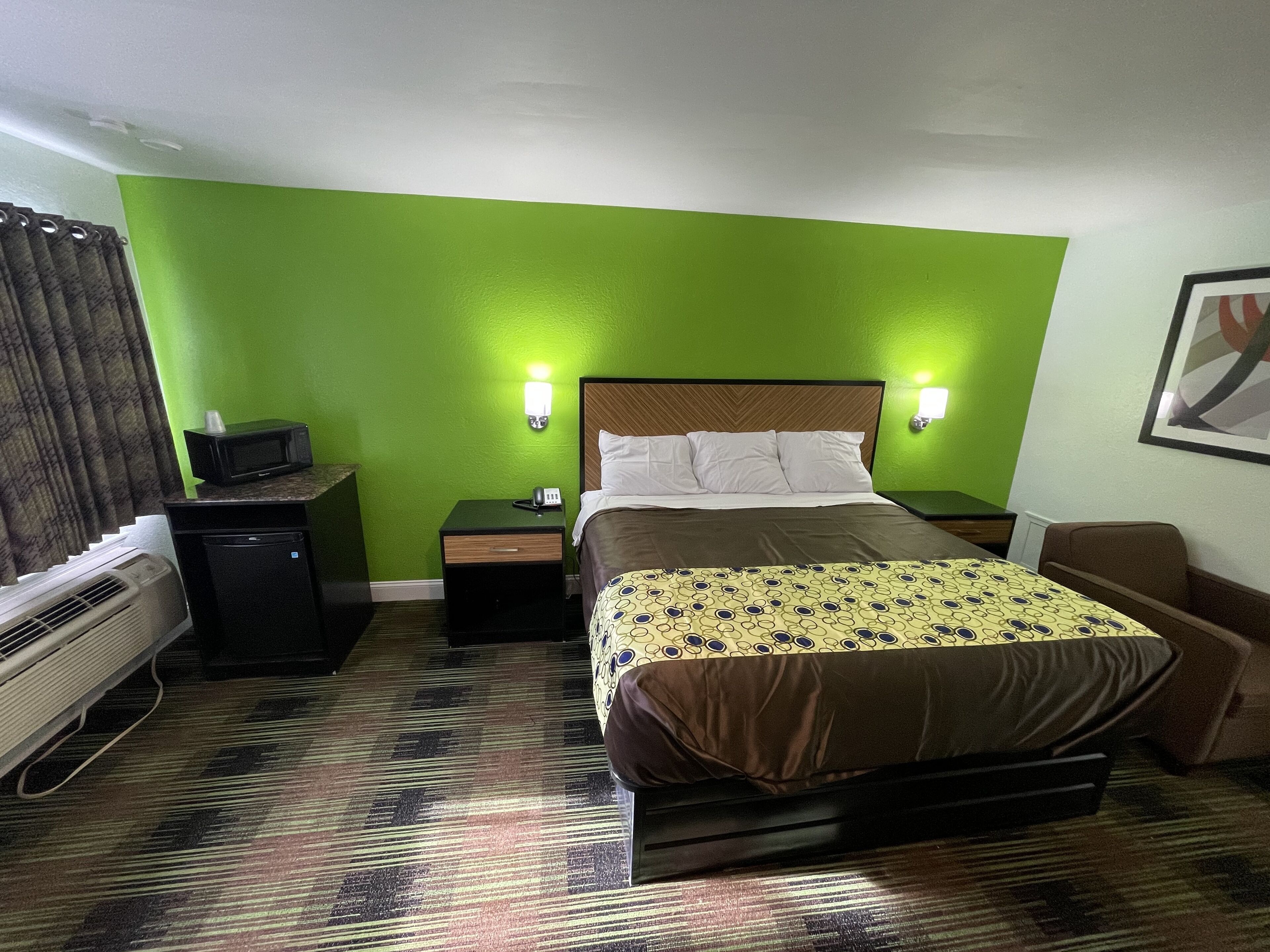 Standard Single Room, 1 King Bed, Non Smoking | Desk, free WiFi, bed sheets