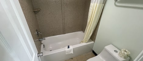 Combined shower/tub, towels