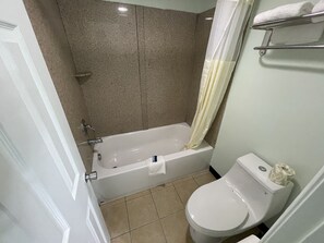 Combined shower/tub, towels