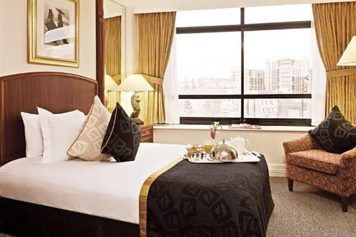 Minibar, in-room safe, desk, laptop workspace