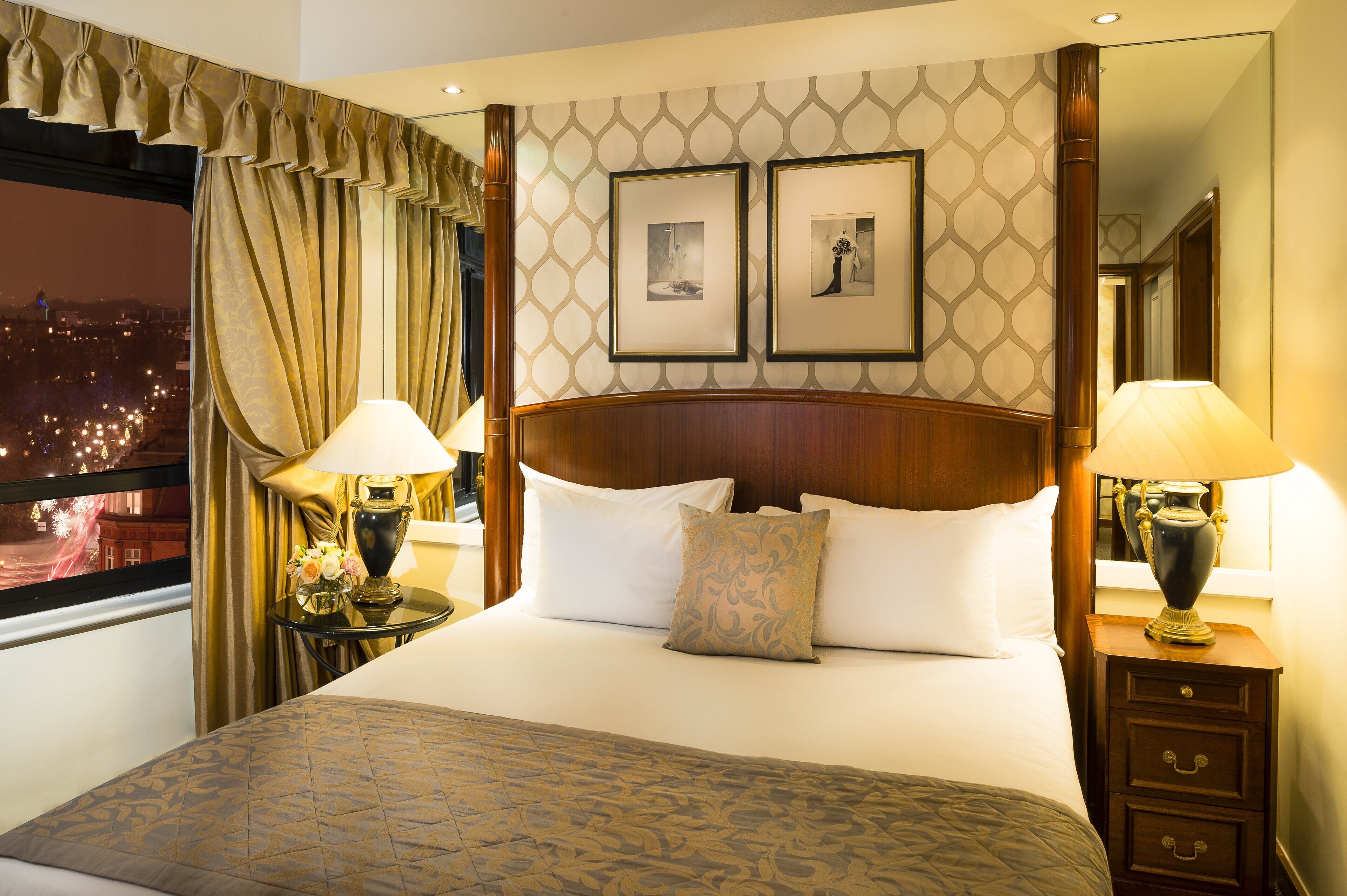 ミニバー、セーフティボックス (室内)、デスク、ノートパソコン用作業スペース