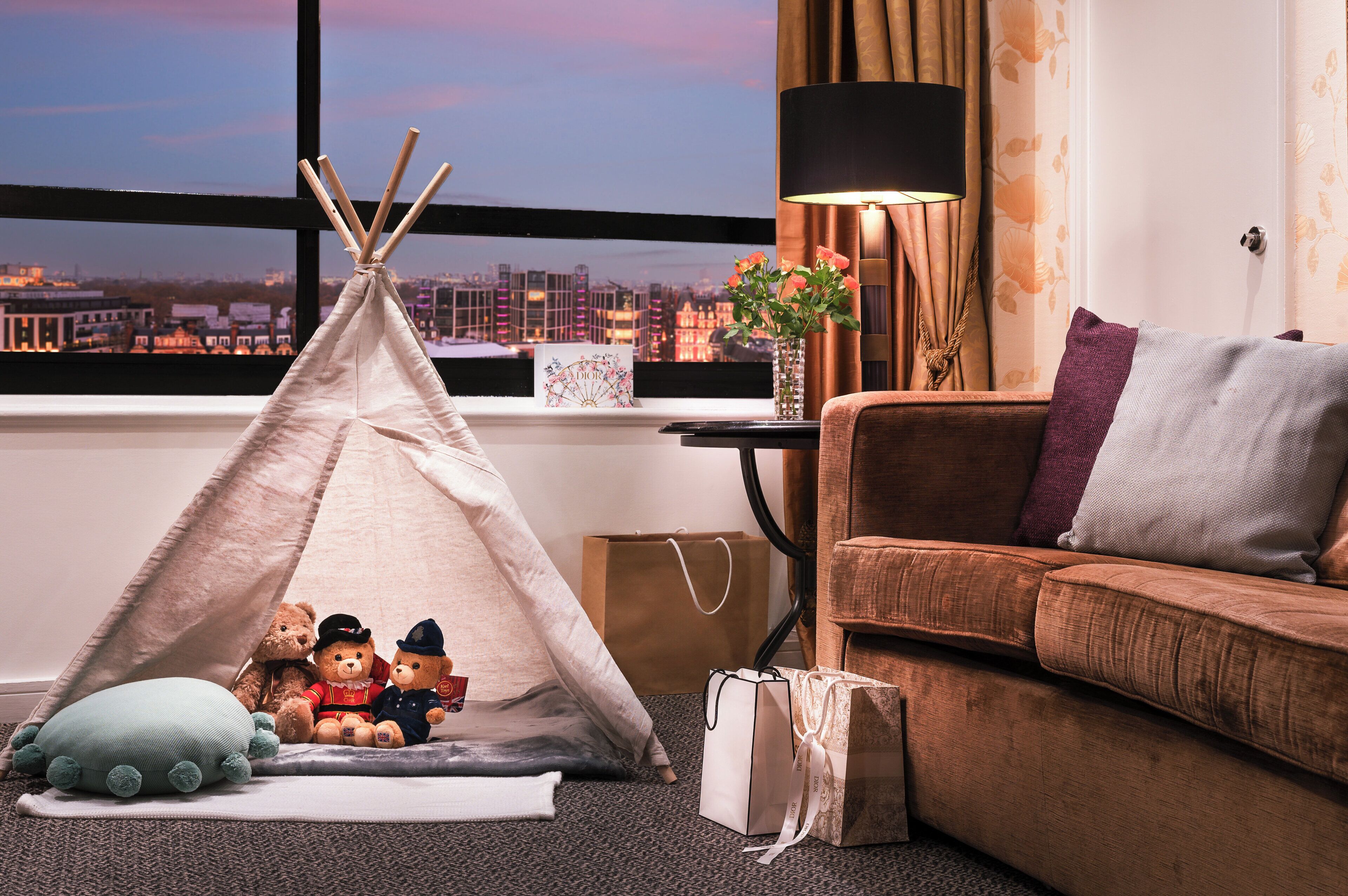 迷你吧、客房内保险箱、办公桌、笔记本电脑工作区