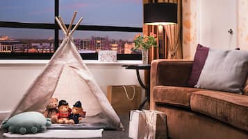 Frigobar, cofres nos quartos, escrivaninha