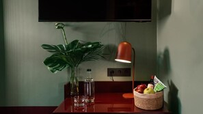 Deluxe-Zimmer, Terrasse | 1 Schlafzimmer, Minibar, Schreibtisch, Verdunkelungsvorhänge