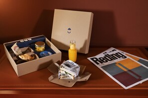 Daily to-go breakfast (EUR 12 per person)