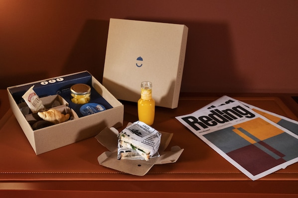 Tägliches Frühstück zum Mitnehmen (12 EUR pro Person)