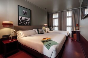 Frigobar, escrivaninha, cortinas blackout, quartos à prova de som