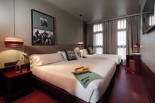 1 dormitorio, minibar, escritorio y cortinas opacas