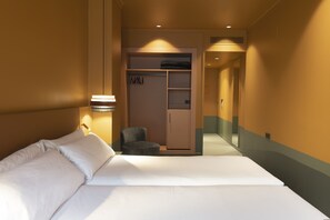 Deluxe Double or Twin Room | Minibar, desk, blackout drapes, soundproofing