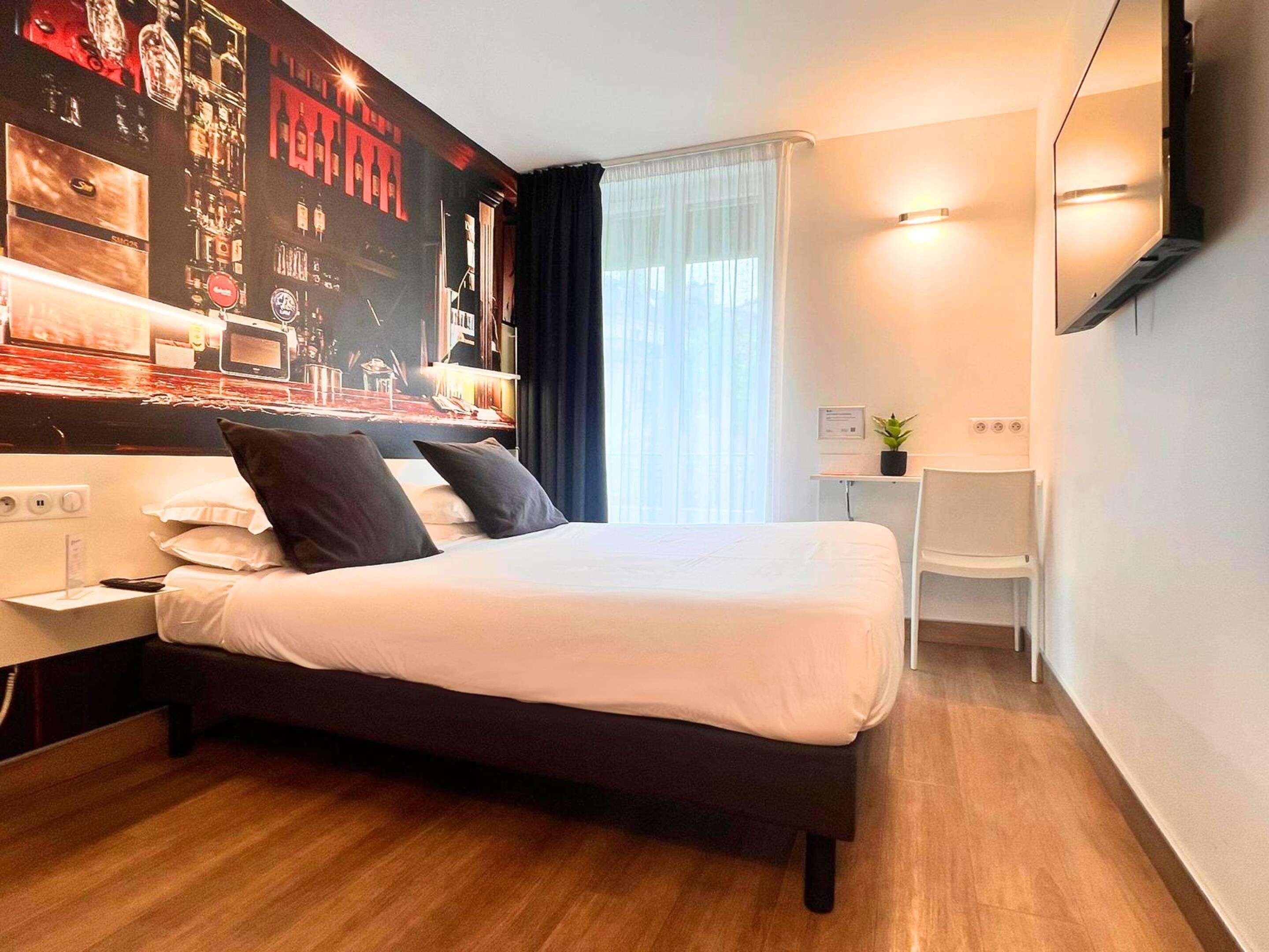 Roupas de cama premium, frigobar, cofres nos quartos, escrivaninha