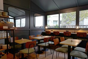 Café da manhã com buffet todos os dias (EUR 15 por pessoa) 