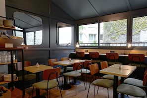 Café da manhã com buffet todos os dias (EUR 15 por pessoa)