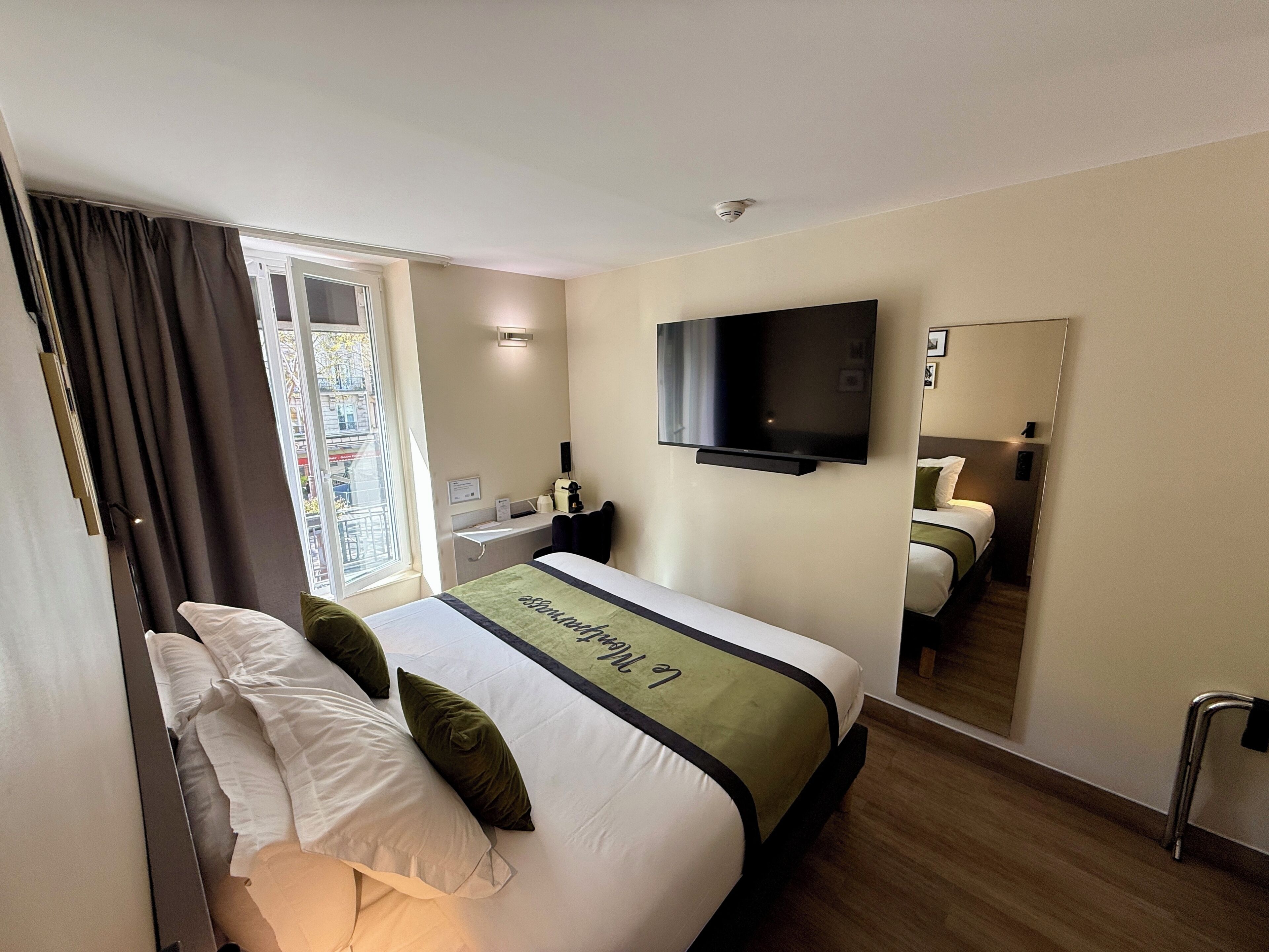 Quarto superior, 1 cama King, para não fumantes | Roupas de cama premium, frigobar, cofres nos quartos