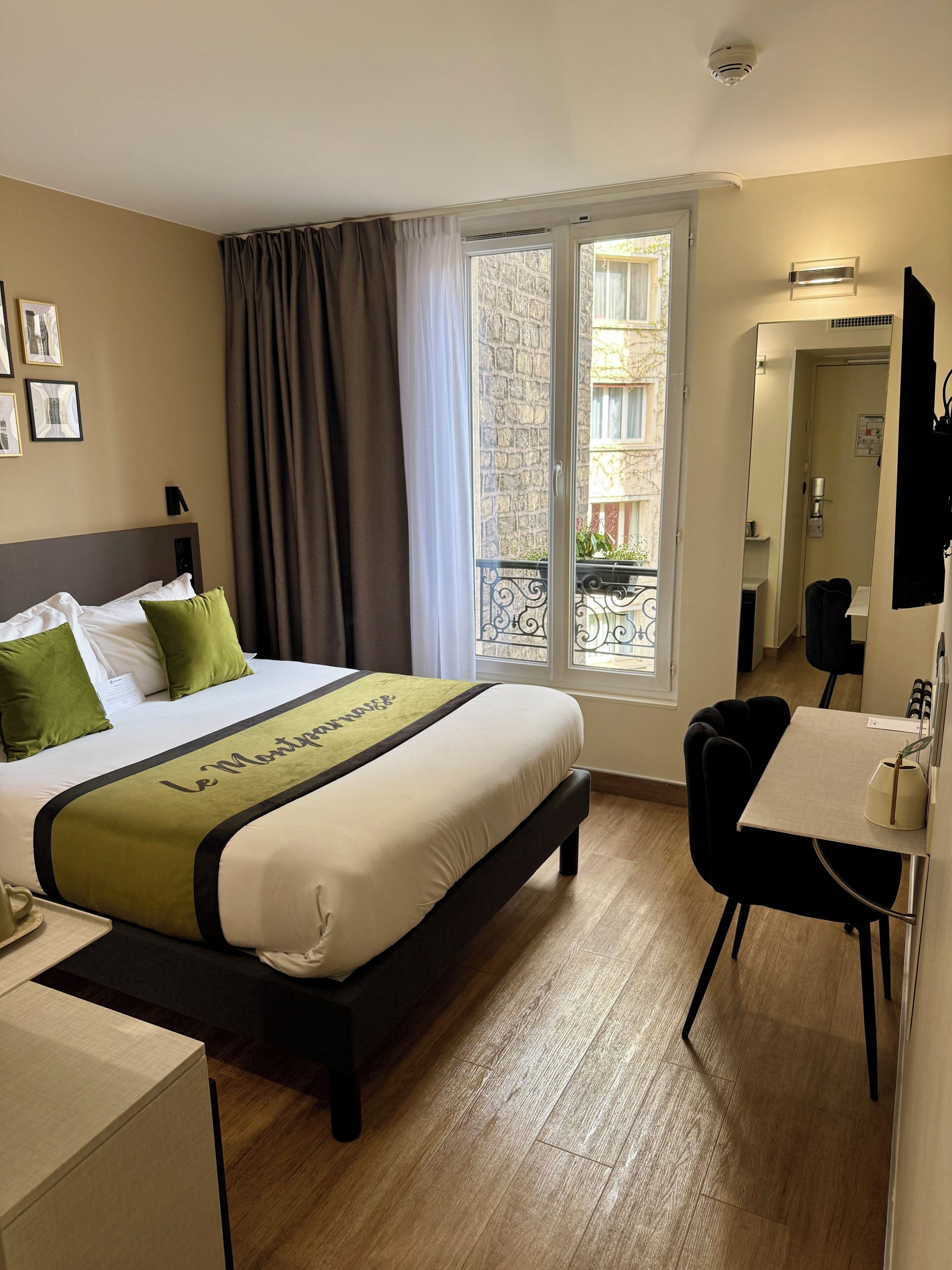 أغطية فراش متميزة وميني بار وخزنة داخل الغرفة وبديكورات فريدة لكل غرفة