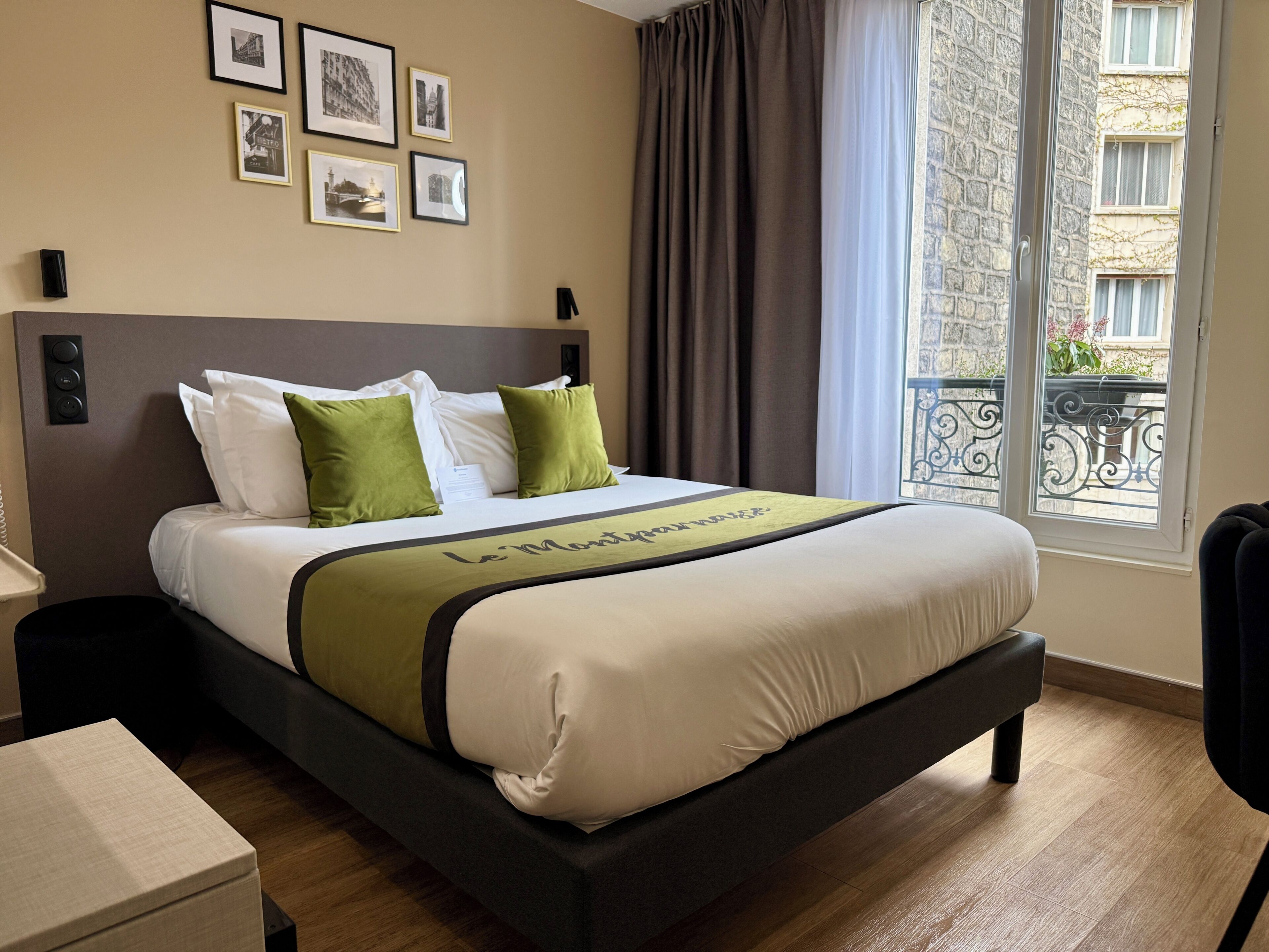 أغطية فراش متميزة وميني بار وخزنة داخل الغرفة وبديكورات فريدة لكل غرفة