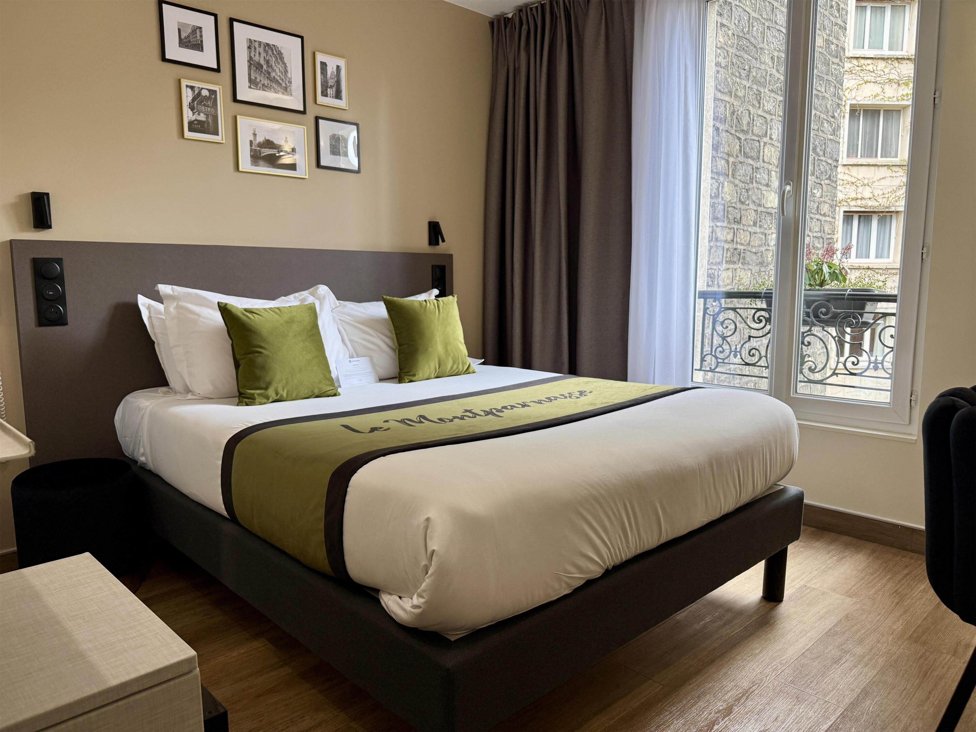 غرفة كلاسيكية - سرير مزدوج - لغير المدخنين | أغطية فراش متميزة وميني بار وخزنة داخل الغرفة وبديكورات فريدة لكل غرفة