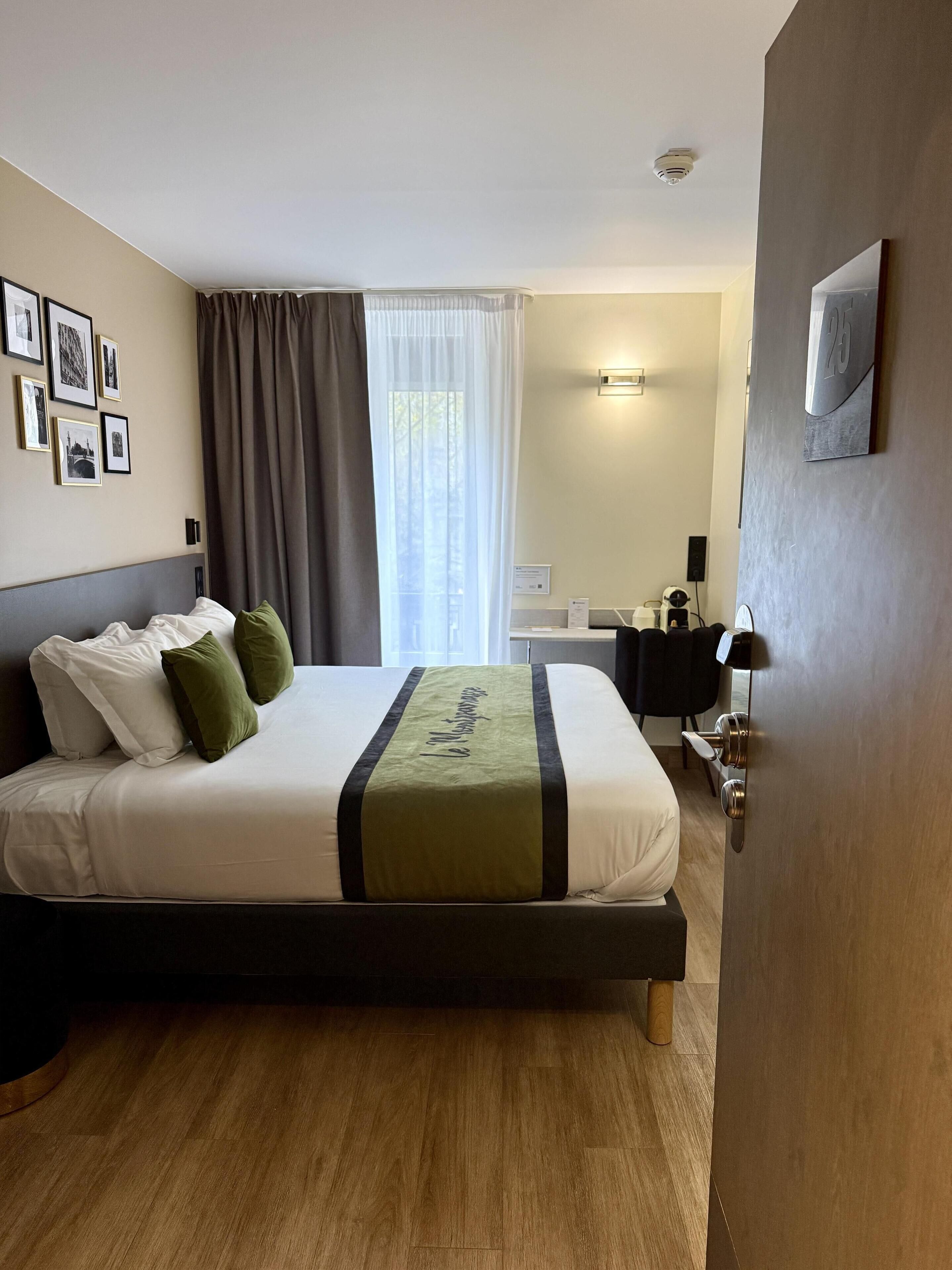 Roupas de cama premium, frigobar, cofres nos quartos, escrivaninha
