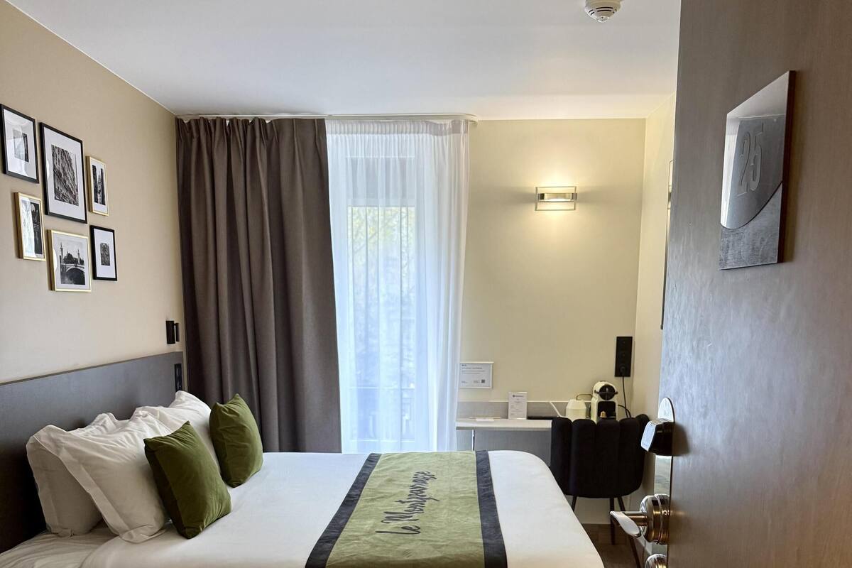 Ropa de cama de alta calidad y minibar
