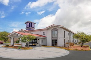 A hotel with a central tower, a covered entrance, and a parking lot. - Sleep Inn & Suites Merrillville (Merrillville)