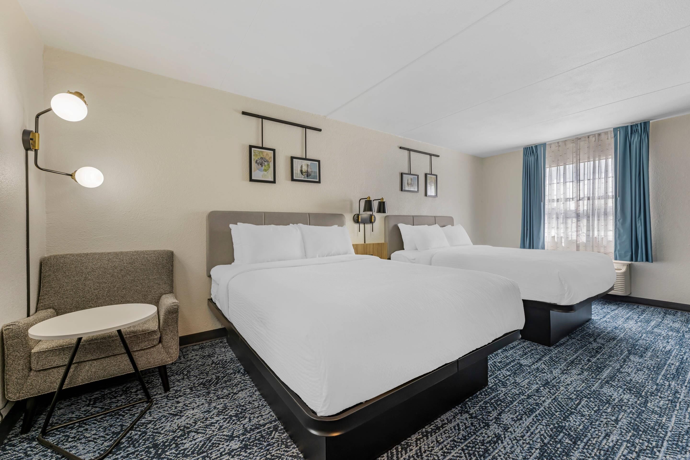 Süit, 2 Büyük (Queen) Boy Yatak, Sigara İçilmez (Efficiency) | Kaliteli yatak takımı, masa, dizüstü bilgisayar çalışma alanı 