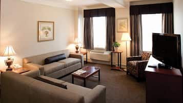 Een flatscreentelevisie, betaalfilms en een mp3-dock