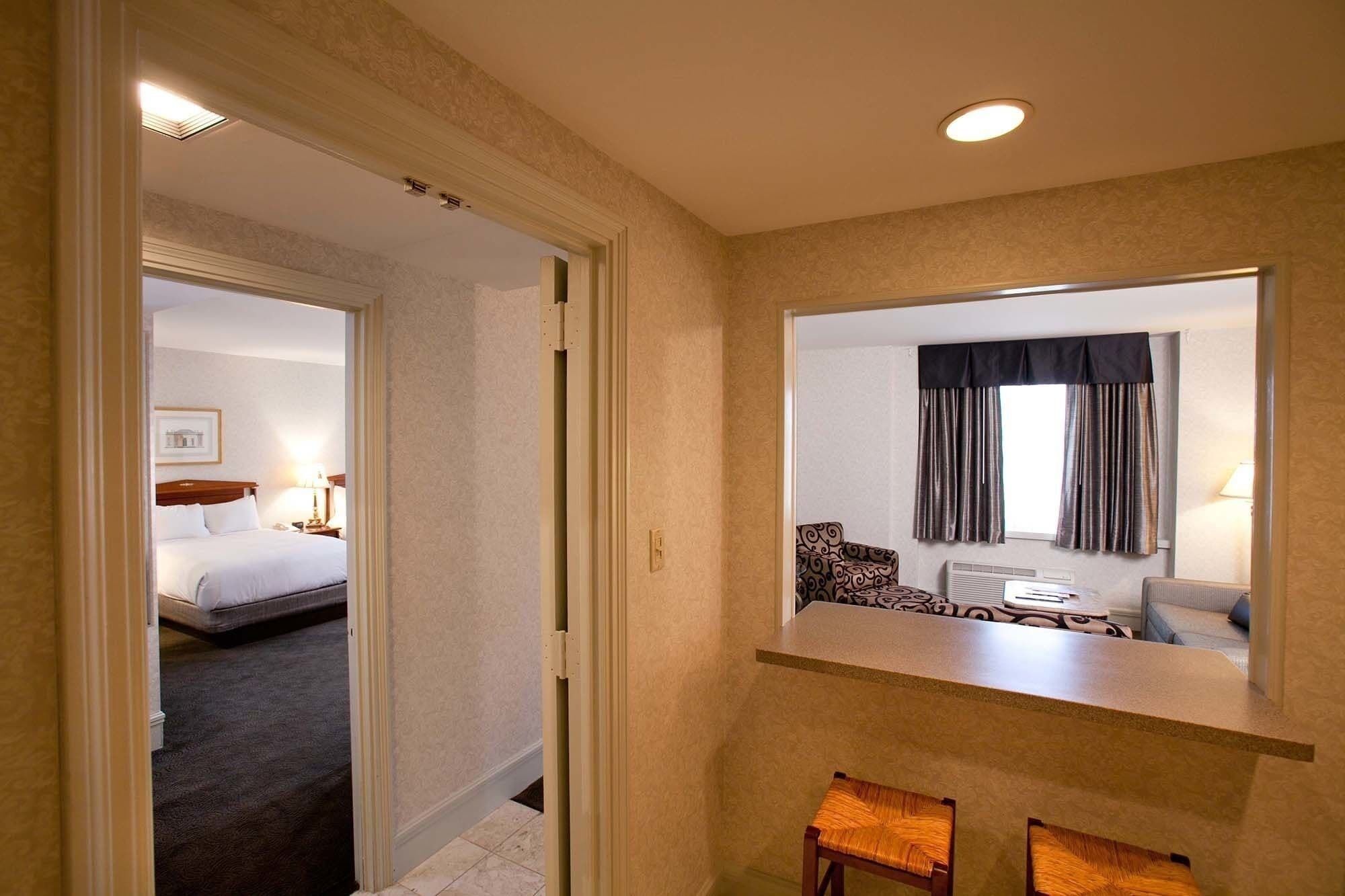 Hochwertige Bettwaren, Pillowtop-Betten, Zimmersafe, Schreibtisch