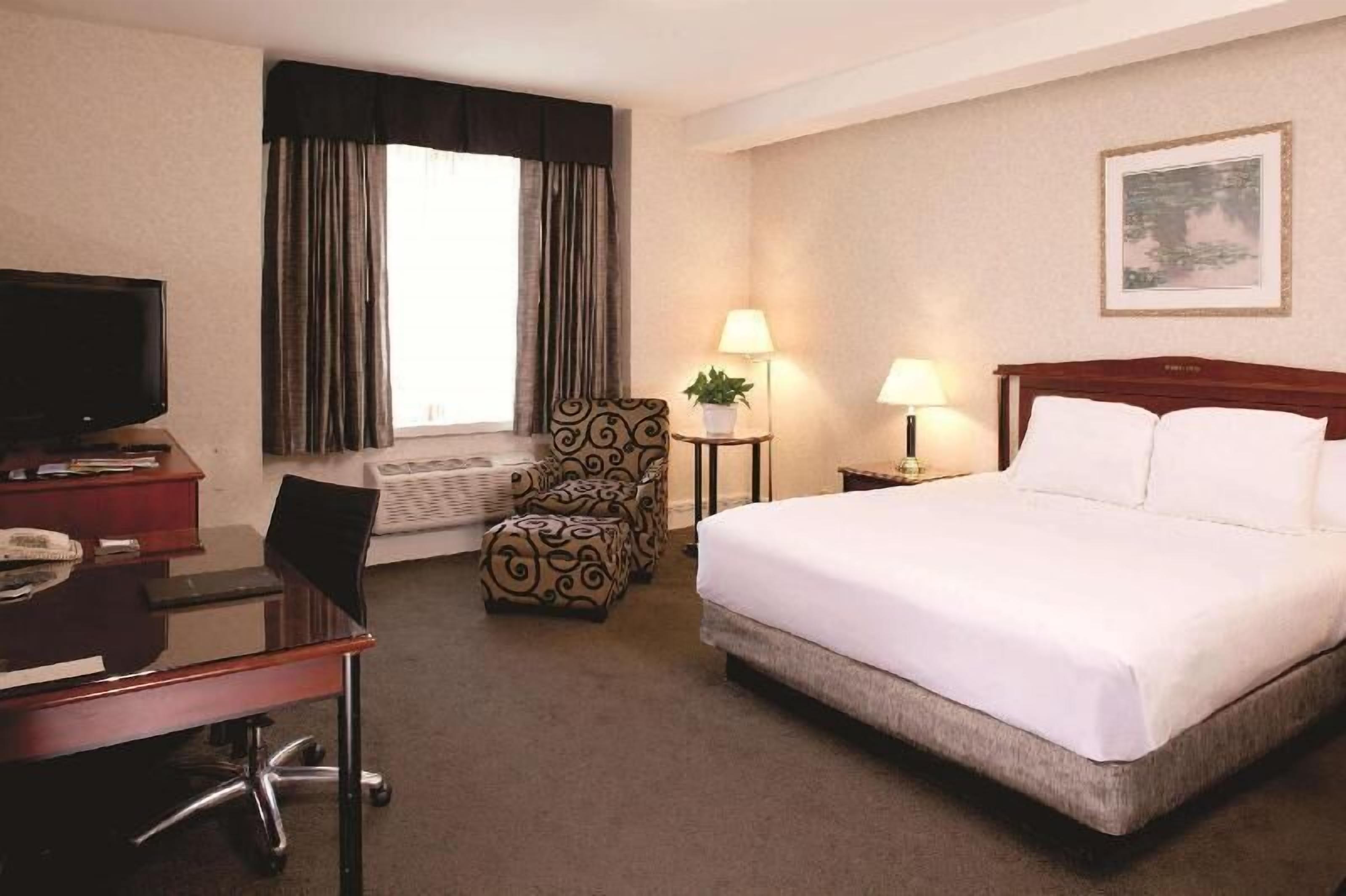 Hochwertige Bettwaren, Pillowtop-Betten, Zimmersafe, Schreibtisch