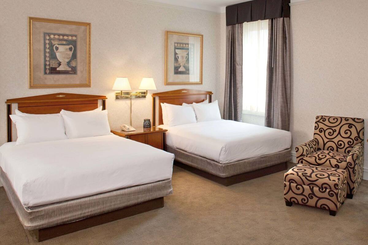 Hochwertige Bettwaren, Pillowtop-Betten, Zimmersafe, Schreibtisch