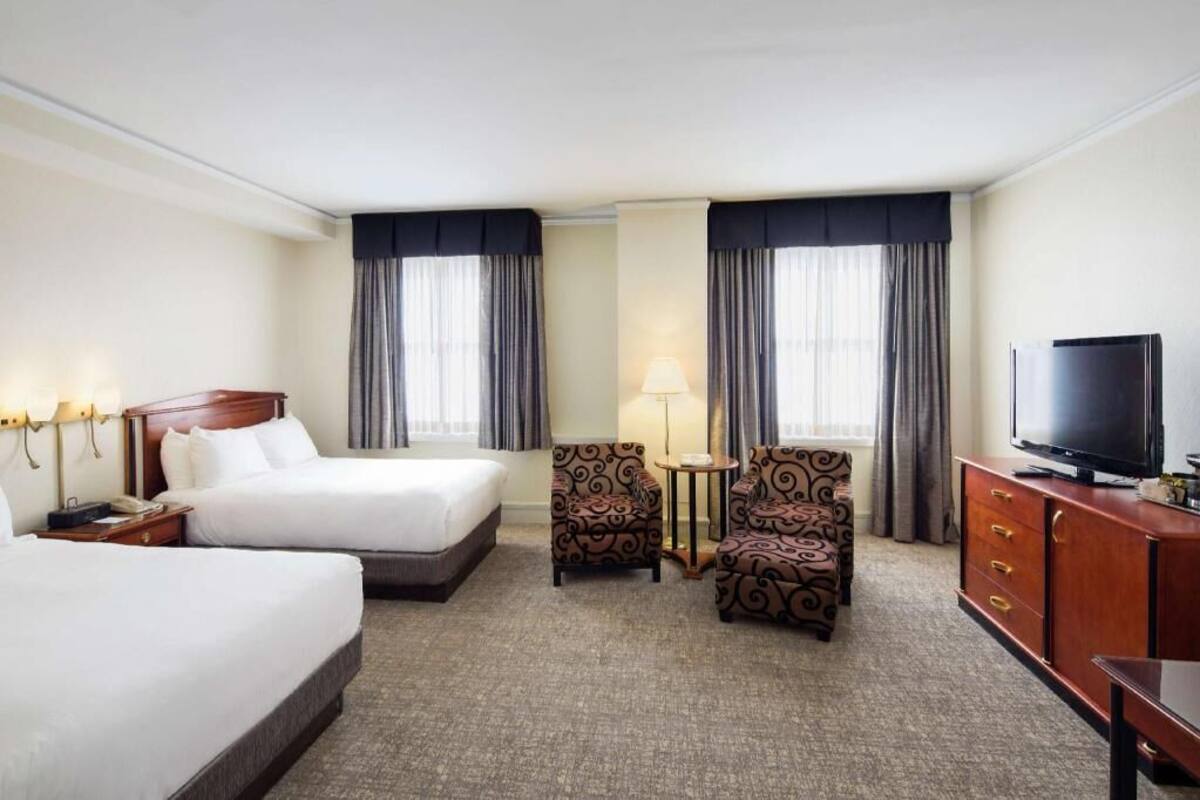 Hochwertige Bettwaren, Pillowtop-Betten, Zimmersafe, Schreibtisch