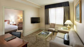 King Junior Suite | Woonruimte | Een flatscreentelevisie, betaalfilms en een mp3-dock